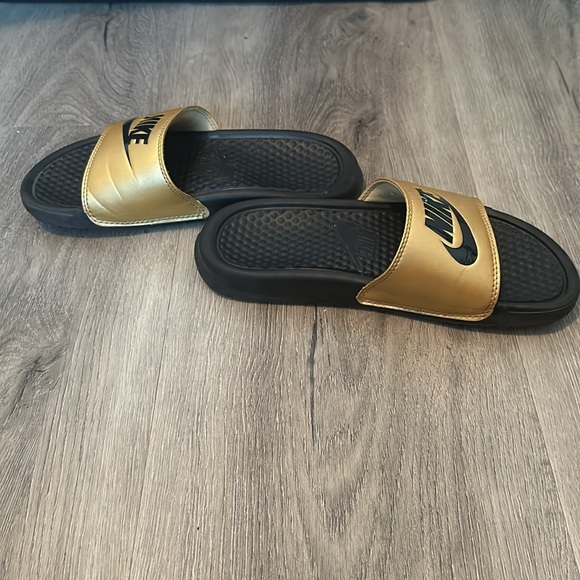 Nike’s women’s benassi just do it gold slide size 7 - Picture 8 of 8